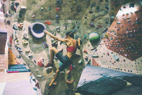 Treinamento Força Resistência Alpinista Treina Parede Escalada Uma Mulher Treina — Fotografia de Stock