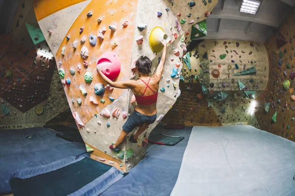 Grimpeur Entraîne Sur Mur Escalade Une Femme Entraîne Pour Grimper — Photo