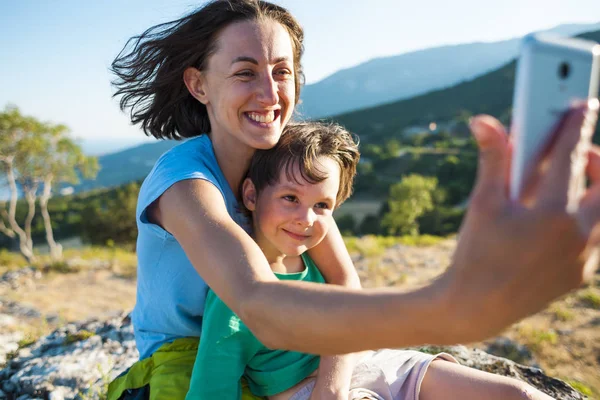 Kobieta Chłopakiem Szczycie Góry Matka Syn Zrobić Selfie Tle Pięknego — Zdjęcie stockowe