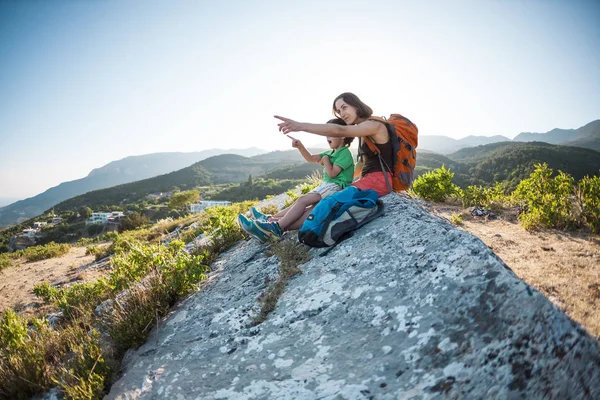 Жінка Подорожує Дитиною Мати Сином Сидить Великій Скелі Підніміться Вершину — стокове фото