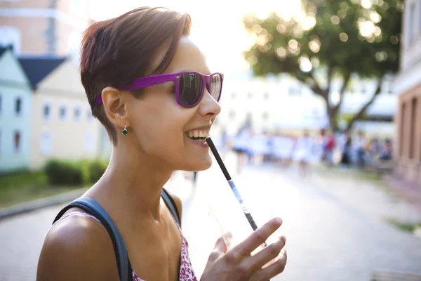 Une Fille Lunettes Promène Dans Ville Boit Café Matin Une — Photo