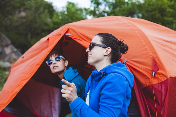 Due Ragazze Sono Sedute Una Tenda Fidanzate Comunicano Natura Donne — Foto Stock