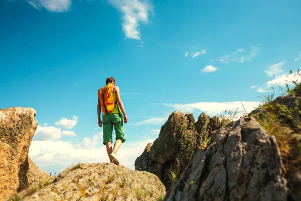 dağlarda hiking. Kız Açık bir günde dağa tırmanıyor. açık hava etkinlikleri.