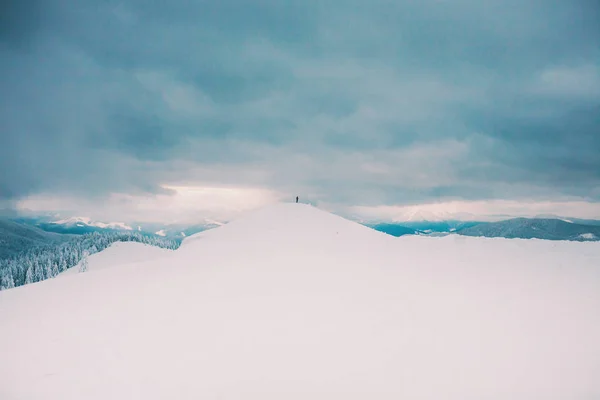 Σιλουέτα Ενός Ανθρώπου Απόσταση Στα Βουνά Χειμωνιάτικο Τοπίο Χιονισμένα Βουνά — Φωτογραφία Αρχείου