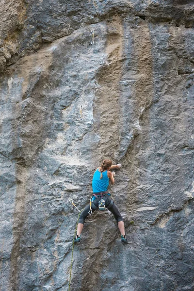 Escalador Está Entrenando Para Escalar Roca Una Chica Fuerte Supera — Foto de Stock