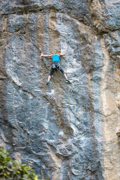 Chica Sube Roca Escalador Está Entrenando Para Escalar Roca Atleta — Foto de Stock
