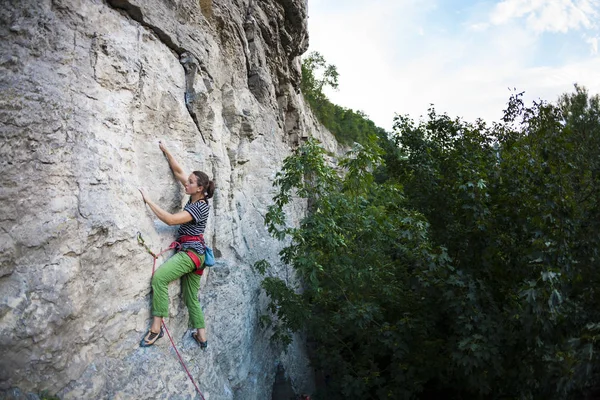 Uma Rapariga Forte Sobe Rocha Treino Escalada Alpinista Sobe Rocha — Fotografia de Stock