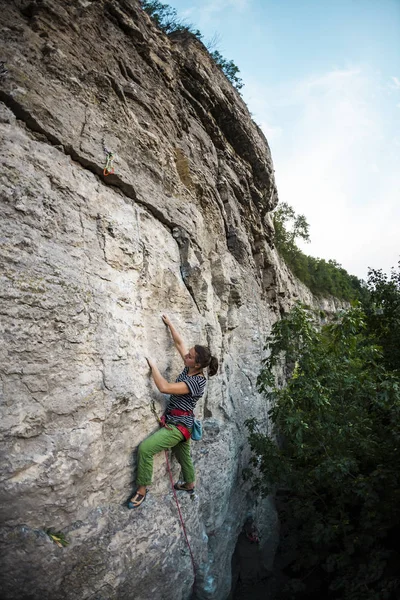 Una Chica Fuerte Sube Roca Entrenamiento Escalada Escalador Sube Roca — Foto de Stock