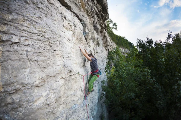 Una Mujer Supera Una Difícil Ruta Escalada Deportiva Sube Roca — Foto de Stock