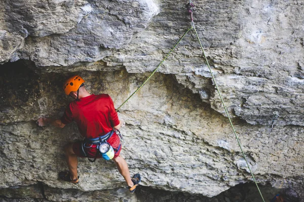 Ein Mann Mit Helm Erklimmt Den Felsen Klettern Der Natur — Stockfoto