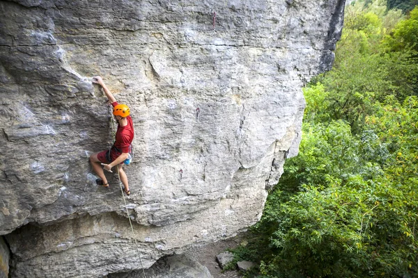 Hombre Con Casco Sube Roca Escalada Naturaleza Fitness Aire Libre — Foto de Stock