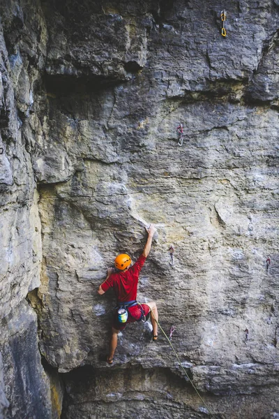 Homem Capacete Sobe Rocha Escalada Natureza Fitness Livre Estilo Vida — Fotografia de Stock