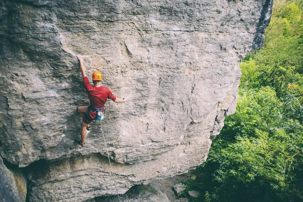 Hombre Con Casco Sube Roca Escalada Naturaleza Fitness Aire Libre — Foto de Stock