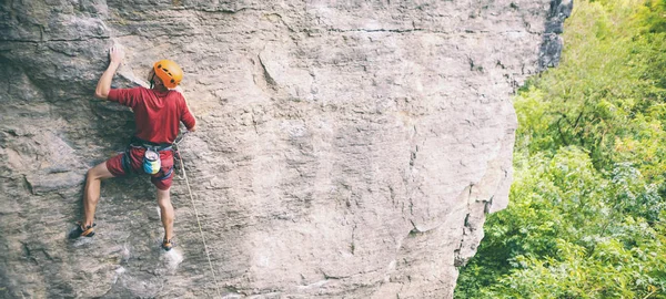 Hombre Con Casco Sube Roca Escalada Naturaleza Fitness Aire Libre — Foto de Stock