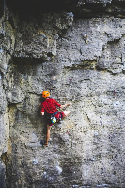 Hombre Con Casco Sube Roca Escalada Naturaleza Fitness Aire Libre —  Fotos de Stock