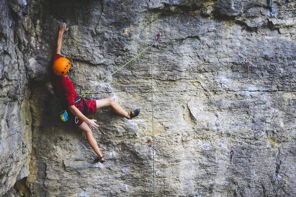 ヘルメットの男が岩に登る 自然の中でクライミング 屋外でフィットネス 積極的なライフスタイル 極端なスポーツだ アスリートは自然救済の訓練を受ける 絵のような場所での訓練 トルコでの登山 — ストック写真