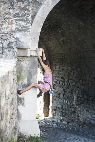 Eine Frau Kleid Klettert Eine Ziegelmauer Hinauf Klettert Das Mädchen — Stockfoto