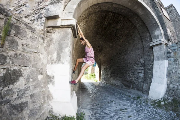 Kvinde Kjole Klatrer Mur Pigen Kravler Stenhegn Klatre Gade Muren - Stock-foto