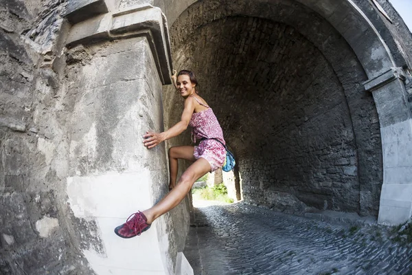 Ruha Hegymászás Téglafal Lány Felmászik Egy Kerítés Hegymászó Város Egy — Stock Fotó