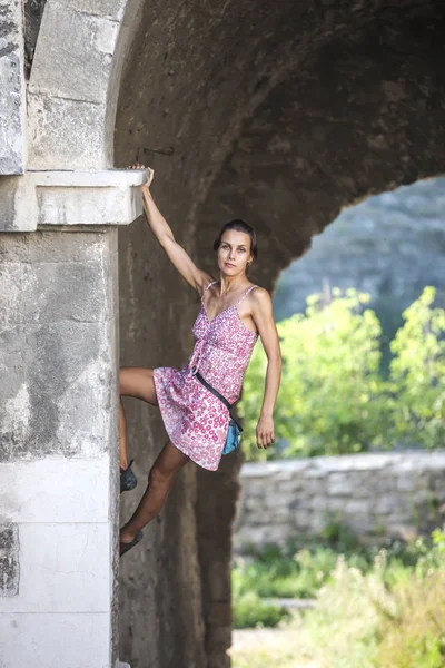 Eine Frau Kleid Klettert Eine Ziegelmauer Hinauf Klettert Das Mädchen — Stockfoto