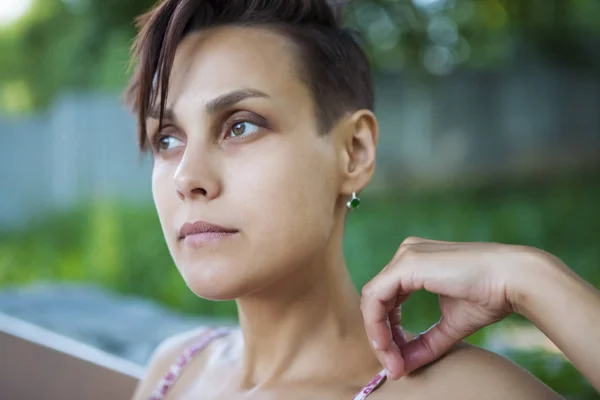 Retrato Una Joven Cara Chica Fondo Ciudad Morena Con Pelo —  Fotos de Stock