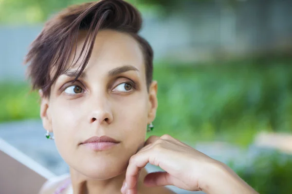 Retrato Una Joven Cara Chica Fondo Ciudad Morena Con Pelo —  Fotos de Stock