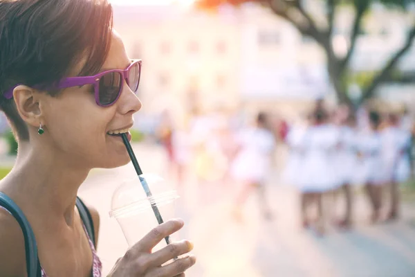 Dziewczyna Okularach Spacery Mieście Pije Poranną Kawę Uśmiechający Się Kobieta — Zdjęcie stockowe