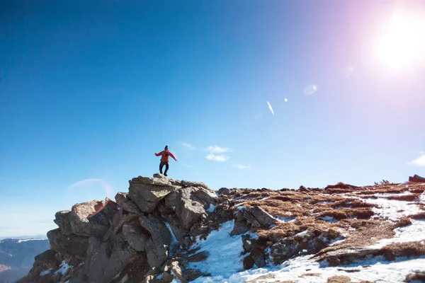 Bergsteiger Mit Rucksack Oben Einem Sonnigen Tag Ein Mann Mit — Stockfoto