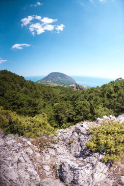 Güzel dağ manzarası. Karadeniz kıyısında bir bakış. Güzel yerlere seyahat. Mavi gökyüzü bulutlu.