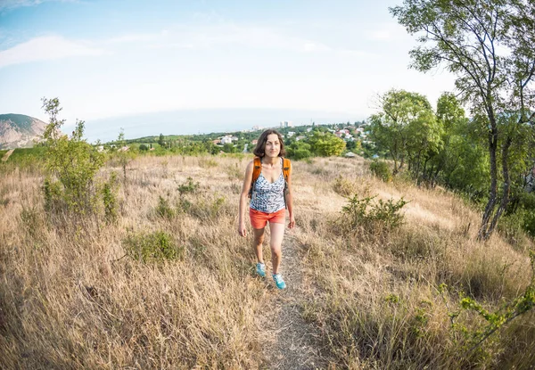 Una Mujer Viaja Con Una Mochila Niña Subió Cima Montaña — Foto de Stock