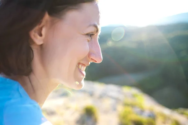 Retrato Una Mujer Chica Sonriente Fondo Las Montañas Morena Atardecer —  Fotos de Stock