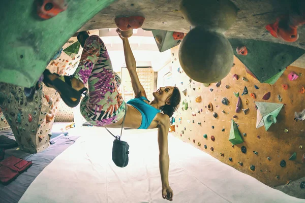 Entrenamiento Fuerza Resistencia Escalador Entrena Muro Escalada Una Mujer Entrena —  Fotos de Stock