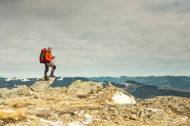 Dağcı üstte bir sırt çantası ile. Bir adam dağda insanlar güzel vahşi, bir dağın tepesine tırmandı ve onun başarı zevk adam seyahat gitti. Kış yürüyüş.