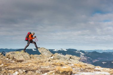 Dağcı üstte bir sırt çantası ile. Bir adam dağda insanlar güzel vahşi, bir dağın tepesine tırmandı ve onun başarı zevk adam seyahat gitti. Kış yürüyüş.