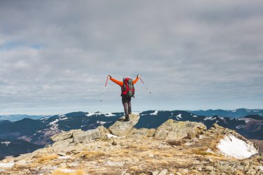 Dağcı güneşli bir üstte bir sırt çantası ile. Dağ, insanların güzel vahşi, bir dağın tepesine tırmandı ve onun başarı zevk adam seyahat bir adam çıktı.