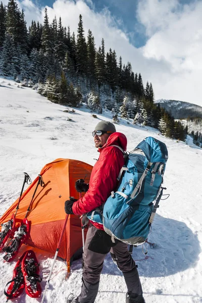 Karda Kamp Kış Dağlarda Trekking Turuncu Çadır Kar Ayakkabıları Trekking — Stok fotoğraf