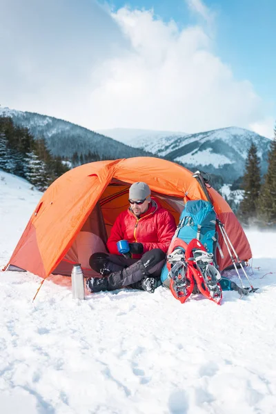 Homem Bebe Uma Caneca Perto Tenda Inverno Tenda Mochila Varas — Fotografia de Stock