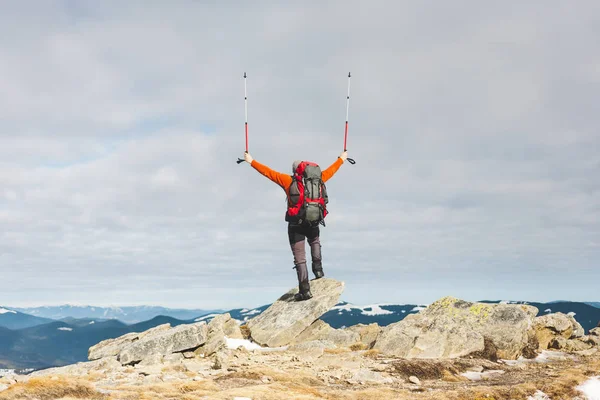 Bergsteiger Mit Rucksack Der Spitze Ging Ein Mann Auf Den — Stockfoto