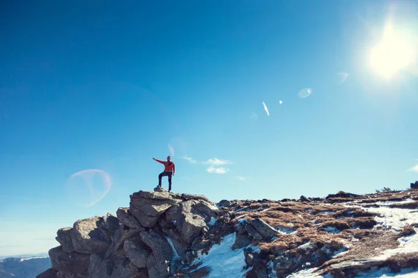 Ορειβάτης Ένα Σακίδιο Στην Κορυφή Για Μια Ηλιόλουστη Μέρα Ένας — Φωτογραφία Αρχείου