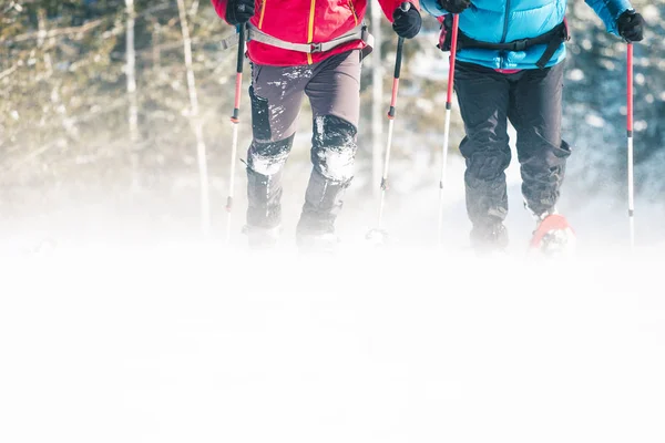 Due Scalatori Sono Montagna Durante Una Tempesta Neve Una Bufera — Foto Stock