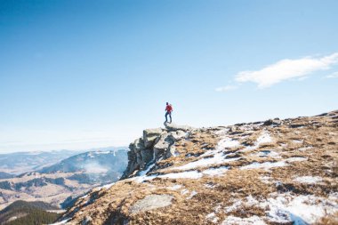 Dağcı üstte bir sırt çantası ile. Bir adam dağda insanlar güzel vahşi, bir dağın tepesine tırmandı ve onun başarı zevk adam seyahat gitti. Kış yürüyüş.