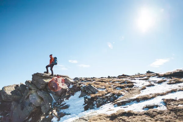 Wspinacz Plecakiem Górze Mężczyzna Udał Się Górę Osób Podróżujących Przez — Zdjęcie stockowe