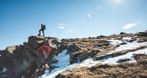 晴れた日の上にバックパックで登山家 男が山 山の頂上に登り 彼の成功を楽しんでいる男美しい荒野を旅する人々 に上ってください — ストック写真