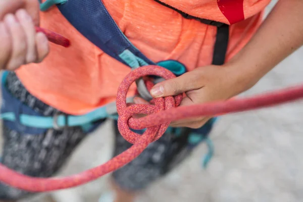 女の子は ノットをニットに学んでいます 登山者は 結び目をニットします 女性は 登山ルートを登るを準備します 保険とロック クライミングの安全性安全ロープです ノード — ストック写真