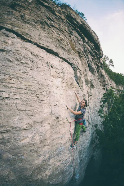 Bir Kadın Doğada Eğitiyor Aktif Yaşam Tarzı Kız Rock Tırmanıyor — Stok fotoğraf