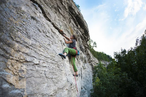 強い女の子は 岩を登っていきます ロック クライミングのトレーニング 登山者は 岩を登っていきます 自然の中を行使します 極端な趣味 高所恐怖症を克服します 強度と持久力のトレーニング — ストック写真