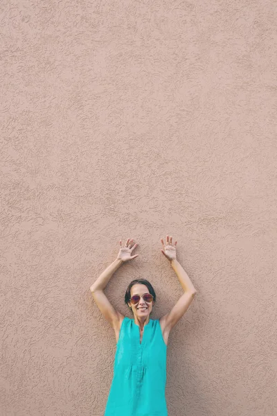 Mulher Magra Vestido Fundo Parede Menina Sorridente Com Óculos Uma — Fotografia de Stock