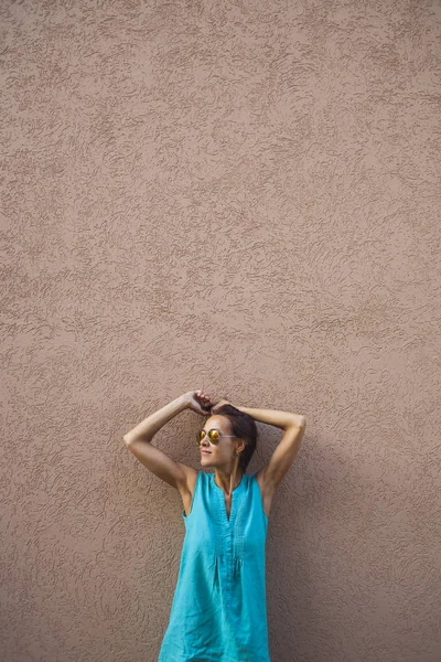 Chica Fondo Una Pared Marrón Una Mujer Delgada Con Gafas —  Fotos de Stock