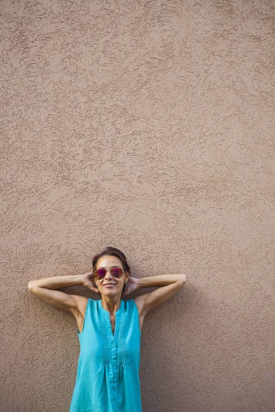 Chica Fondo Una Pared Marrón Una Mujer Delgada Con Gafas —  Fotos de Stock