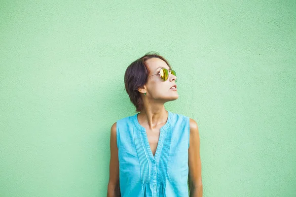 Chica Fondo Una Pared Verde Una Mujer Delgada Con Gafas —  Fotos de Stock